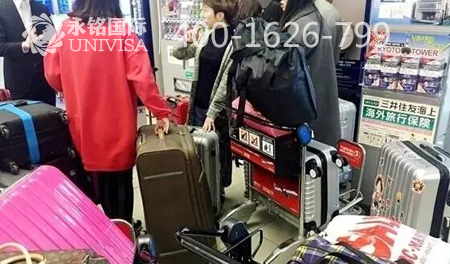 朋友回國的旅行箱，被海關大爺們無情地打開了……